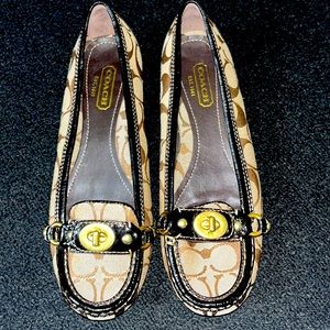 COACH KATRIN SIGNATURE BROWN CANVAS & LEATHER TURNLOCK LOAFERS